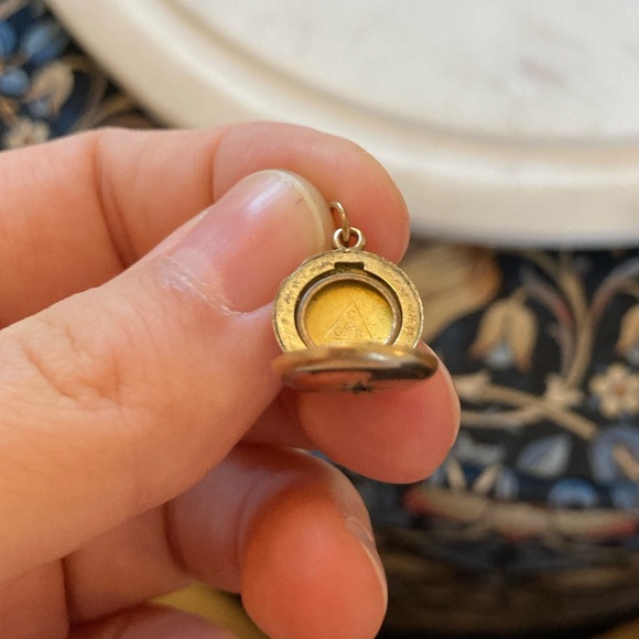 Antique Victorian Starburst Gold-Filled Locket by Carver, Qvarnstrom & Remington - Picture 6 of 11